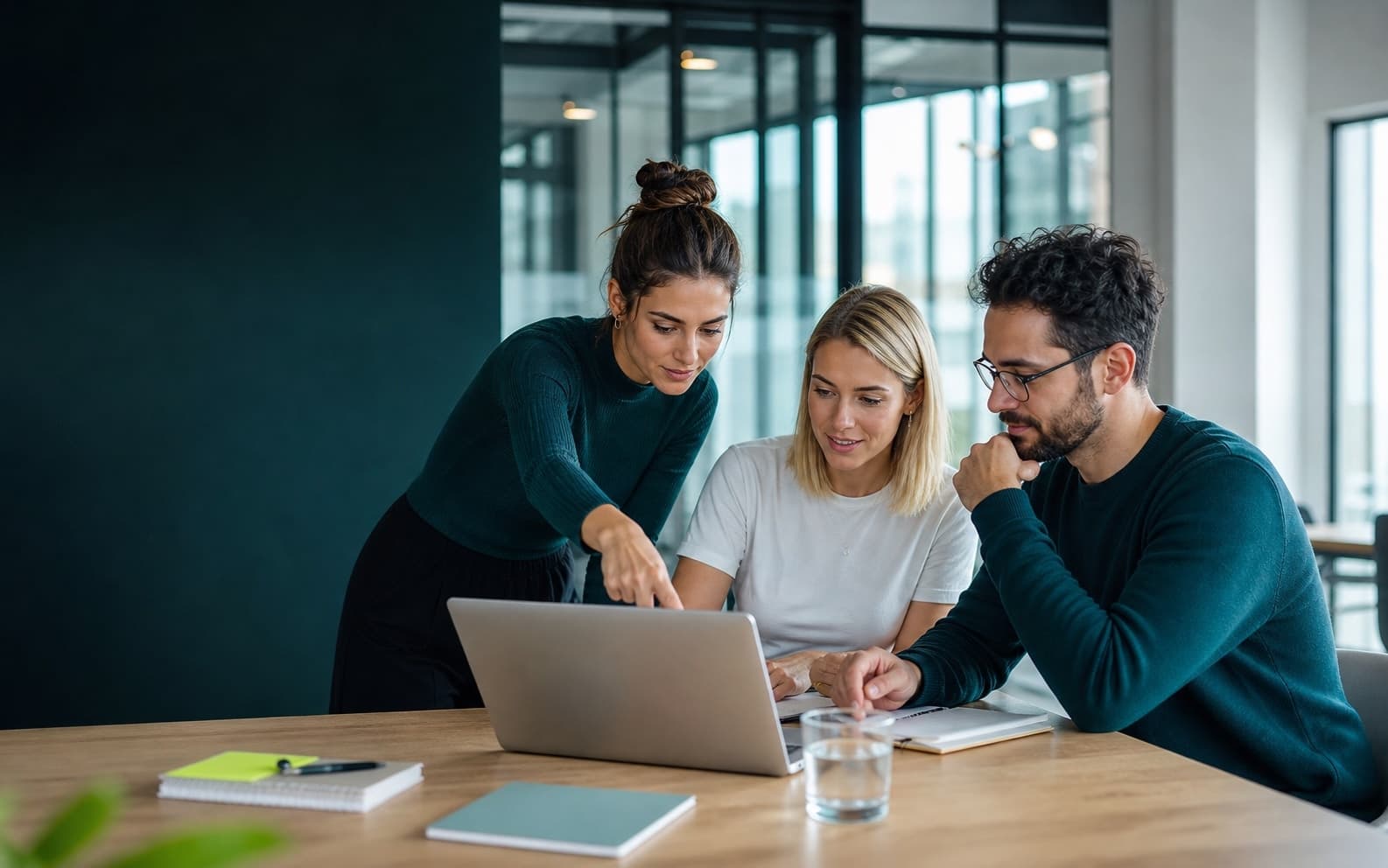 Team arbeitet gemeinsam an digitalen Berufsbildern im modernen Büro